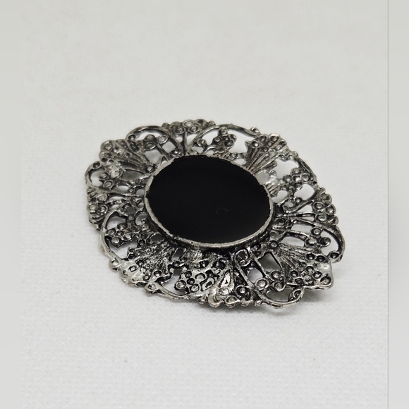 Black Oval Cabochon Brooch Silver Tone Filigree Gothic Vintage Style Pin - Picture 3 of 8